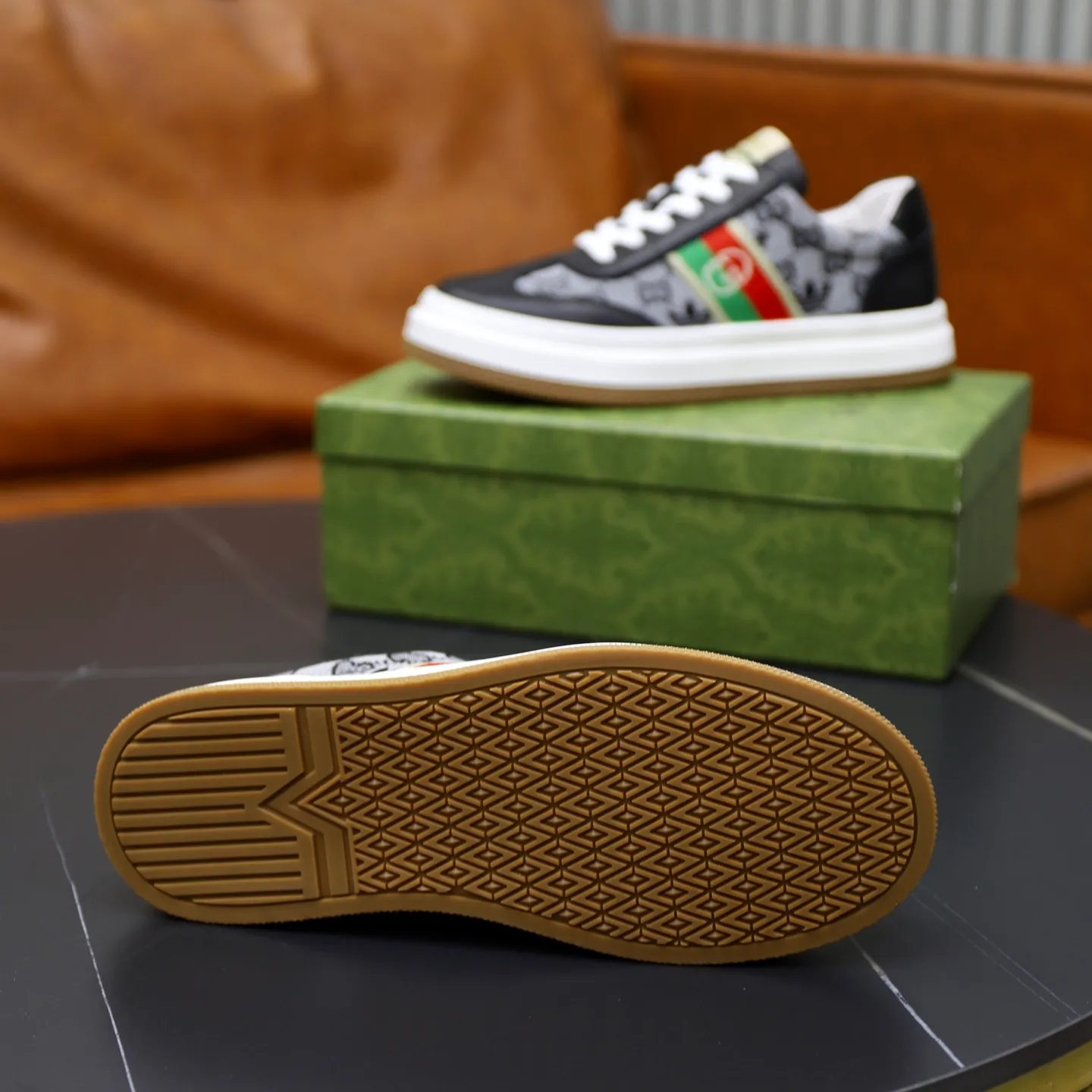 Ex-factory price: 420💰🙅‍♂️🙅‍♂️🙅‍♂️ Brand: GUCCI Standard code: 38–44 (45 can be customized) Grade: Same as the official website Material: Original cowhide fabric Comfortable pigskin lining Lightweight wear-resistant outsole Style category: Men's fashionable casual shoes and boots Running sneakers Distinguished luxury brand elements Top luxury Color: actual picture color